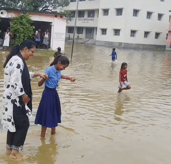 यह तस्वीर भागलपुर की है। यहां बच्चे घुटने भर पानी से होकर स्कूल जाते दिखे।