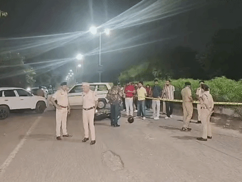 मुठभेड़ के बाद पुलिस ने घटनास्थल को सुरक्षित करते हुए पूरे इलाके में बेरिकेडिंग कर दी