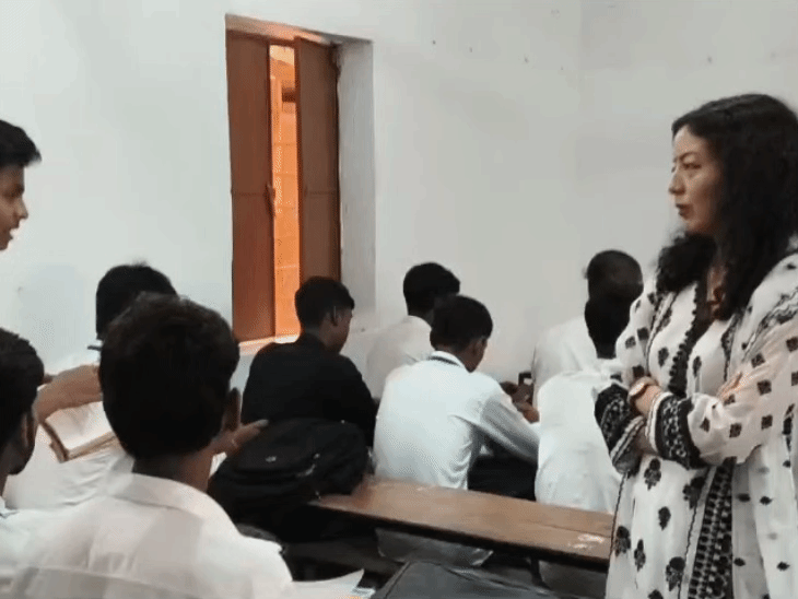 छात्र से सवाल कर रही डीएम।
