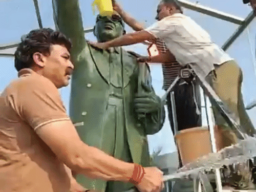 डॉ. अंबेडकर की प्रतिमा को दूध से नहलाते दलित भाईचारे के लोग।