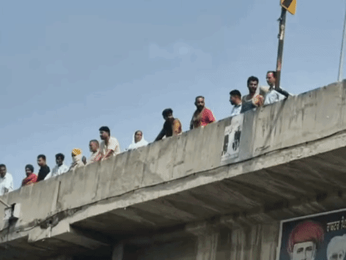 लुधियाना में नेशनल हाईवे जाम करे प्रदर्शनकारी। हाईवे पर रुका ट्रैफिक और फ्लाईओवर पर फंसे यात्री।