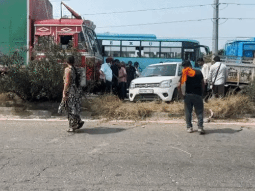 लुधियाना में नेशनल हाईवे जाम होने के बाद लोग रास्ते में डिवाइडर से दूसरी तरफ आकर अपने घर को लौट रहे हैं।