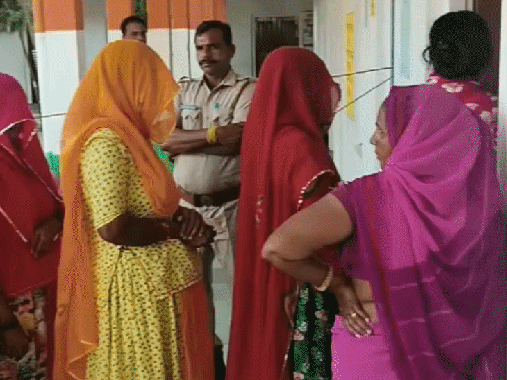 सेंटर के बाहर महिला वोटर्स की लंबी कतारें।