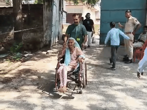 देवली में 105 वर्षीय गड़ूली बाई मतदान करने राजकीय प्राथमिक स्कूल के बूथ नंबर 20 पर पहुंची