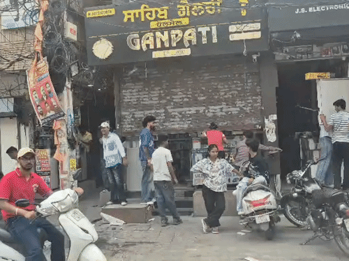 ट्रैफिक डायवर्ट, खुले बाजार बंद कराने पहुंचे प्रदर्शनकारी; डॉ. अंबेडकर की मूर्ति के अपमान पर भड़के|लुधियाना,Ludhiana - Dainik Bhaskar