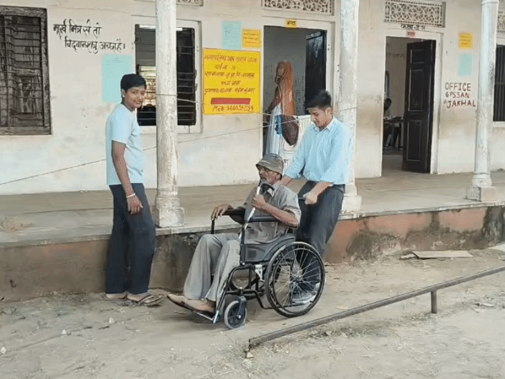 वार्ड 9 में व्हीलचेयर पर पहुंचे बुजुर्ग दिव्यांग।