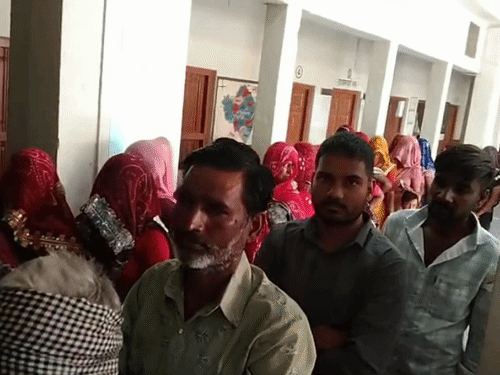 मतदान केंद्र पर महिला-पुरुषों की लंबी कतार लगी हुई है।