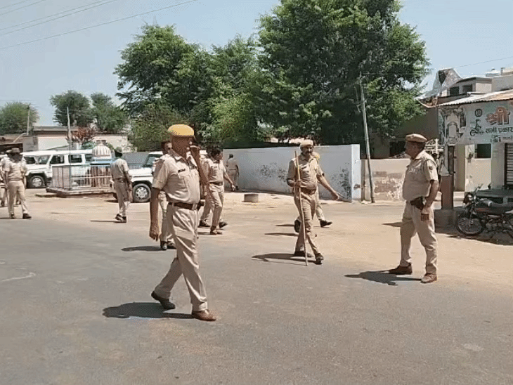 वार्ड 1 के बाहर भीड़ को पुलिस ने तितर-बितर किया।
