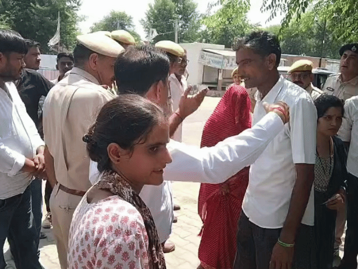 रिटर्निंग अधिकारी ओमप्रकाश वर्मा ने लोगों से बातचीत की।