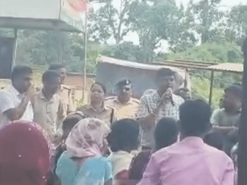 सड़क, स्कूल भवन, जमीन रिकॉर्ड और वनाधिकार पट्टे से जुड़े मुद्दों को लेकर प्रदर्शन