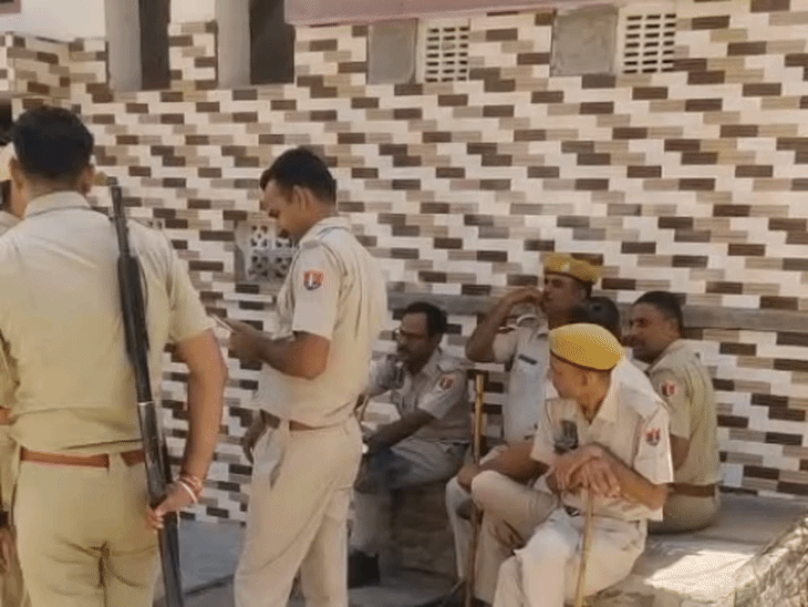 तनाव के बाद बूथ पर पुलिस जाब्ता तैनात किया गया।
