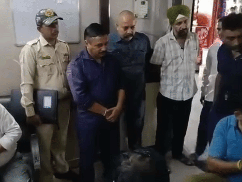 लड़ाई के बाद सिटी पुलिस चौकी में बात करते हुए सरकारी और प्राइवेट बस ड्राइवर-कंडक्टर।