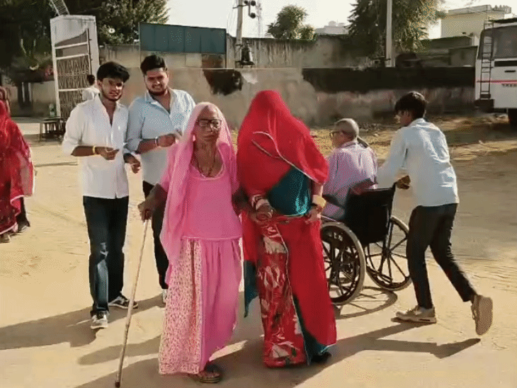 सास और बहू एक साथ वोट डालने सेंटर पर पहुंची।