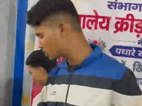 जगह छोटी, शौचालय और छात्राओं के चेंजिंग रूम की कमी
