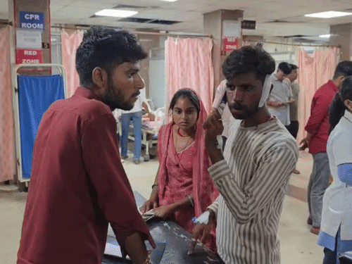 अस्पताल में घायल अपने परिजनों को सूचना देते हुए।