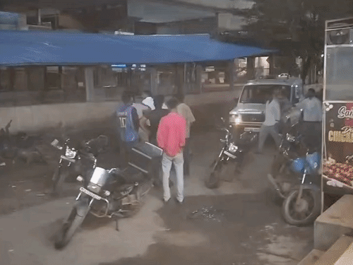 बीच-बचाव करने पुलिस की टीम पहुंची थी।
