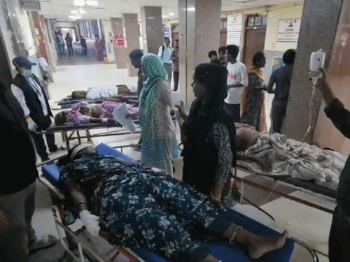 अस्पताल में घायलों को लाने के बाद ड्रिप चढ़ाई गई।