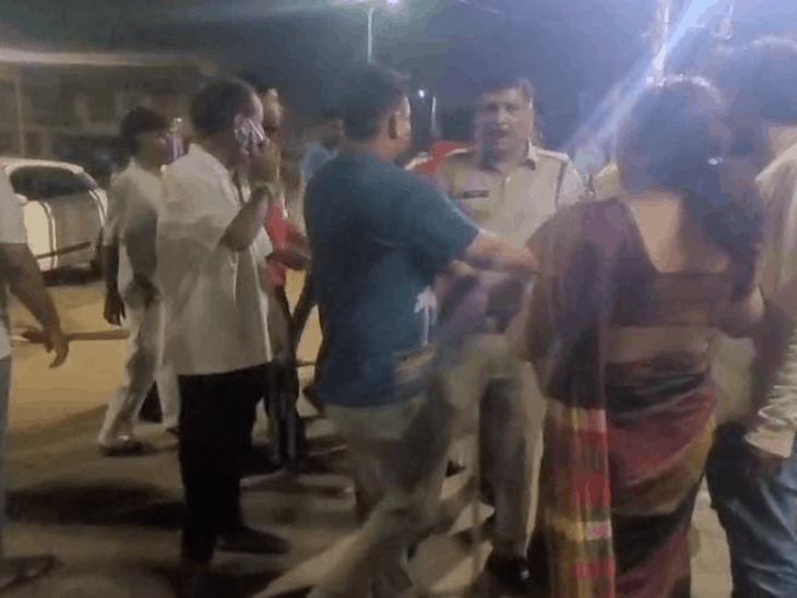चुनाव प्रचार के सिलसिले में पहुंचे दो पक्षों के युवाओं के बीच पहले किसी बात को लेकर बहस हुई थी।