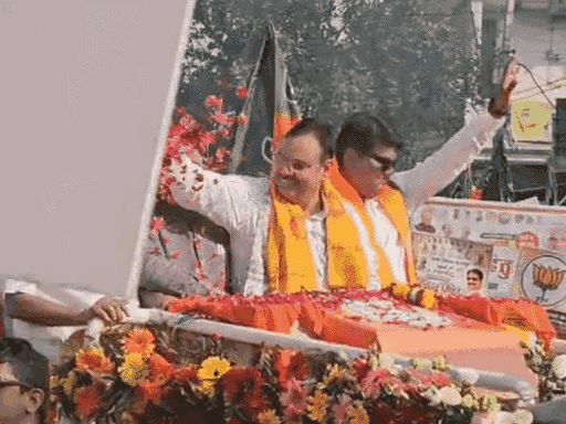 भरतपुर में सीएम भजनलाल शर्मा ने रोड शो किया। इस दौरान वे निगम के 6 वार्डों से गुजरे।
