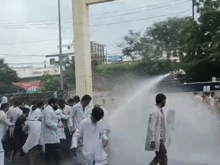 स्टाइपेंड बढ़ाने की मांग को लेकर सोमवार को वाटर कैनन का उपयोग किया था।