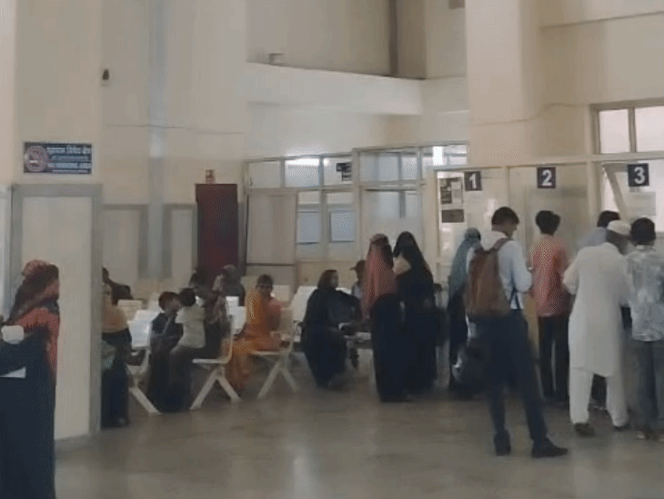 हमीदया की ओपीडी खुली थी, लेकिन हड़ताल की वजह से भीड़ कम दिखी।