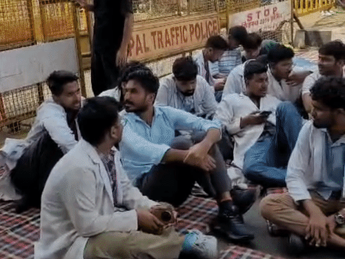 इंटर्न डॉक्टर कमला पार्क इलाके में सड़क पर बैठे। इससे ट्रैफिक जाम रहा।