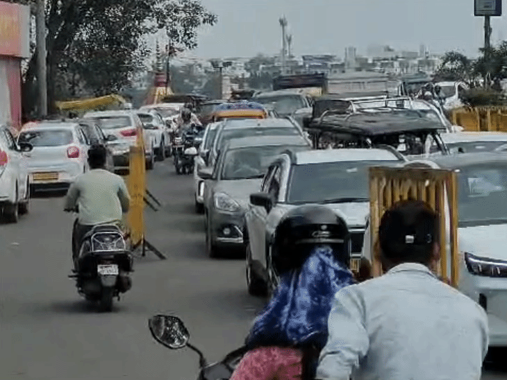 डॉक्टरों के सड़क पर होने की वजह से ट्रैफिक वन-वे किया गया।