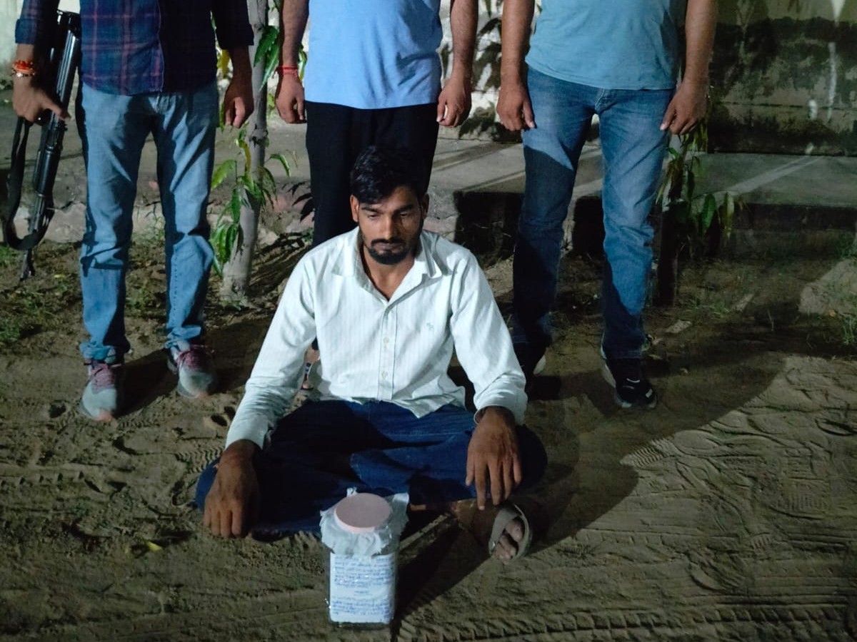 मकान के पीछे छिपाए, देसी रिवाल्वर और 10 कारतूस बरामद, आरोपी अरेस्ट|महेंद्रगढ़,Mahendragarh - Dainik Bhaskar