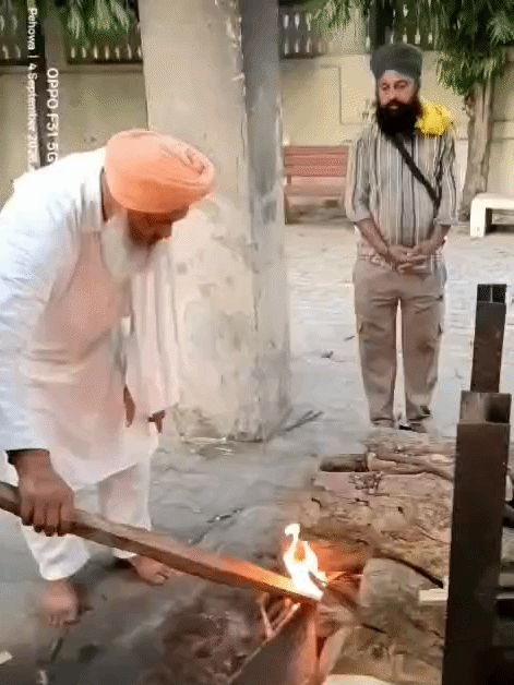 कुरुक्षेत्र के पिहोवा के स्वर्ग धाम में जुगल किशोर की चिता को मुगाग्नि देते बाबा निशान सिंह।