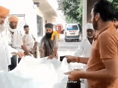 दिल्ली निवासी जुगल किशोर के अंतिम संस्कार की तैयारी करते आश्रम कमेटी के लोग।