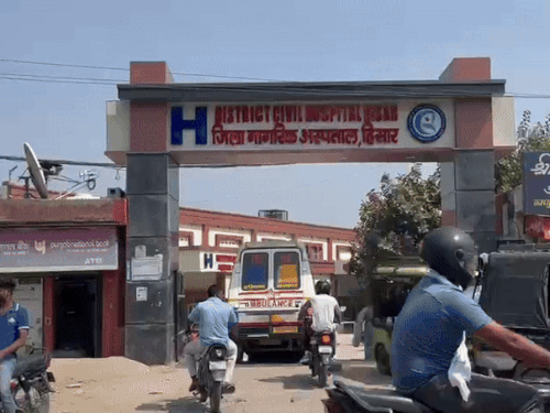 हिसार स्थित नागरिक अस्पताल में जाती एंबुलेंस।