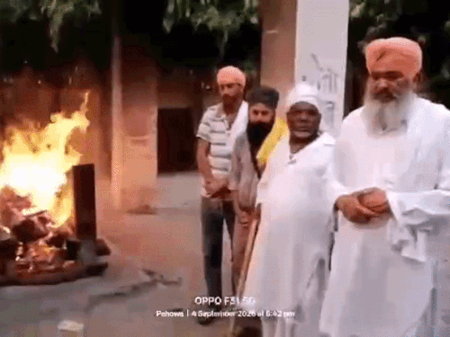 मृतक जुगल किशोर के अंतिम संस्कार में शामिल आश्रम कमेटी के लोग।