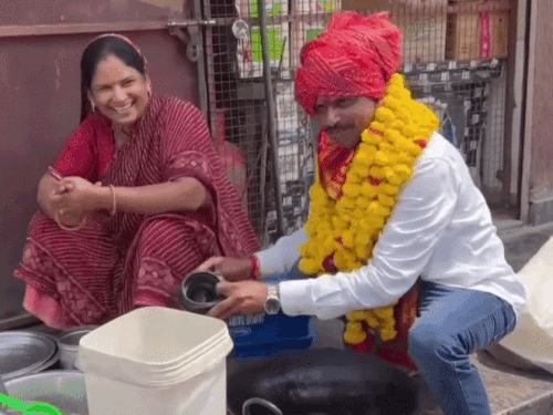 कोटा में प्रत्याशी वोटर को लुभाने के लिए बर्तन धोने लगे। जयपुर में विधायक अमीन कागजी ने तिरंगा स्कूटर पर किया प्रचार। कार्यकर्ताओं में भी चुनाव प्रचार में जोश हाई दिखा।