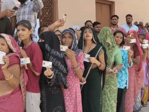 सीकर जिले के फतेहपुर नगर परिषद के वार्ड नं-40 के पोलिंग बूथ पर अपनी बारी का इंतजार करती महिला वोटर्स।