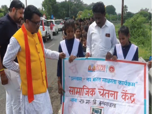 आलीराजपुर में स्कूली बच्चों की रैली देखकर मंत्री नागर सिंह ने अपना काफिला रुकवाया।