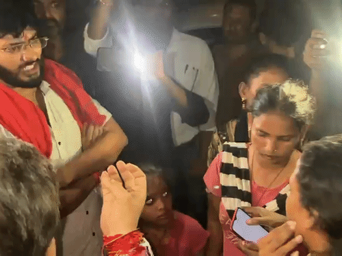 धर्मांतरण की जानकारी पर हंगामा करते हिंदू संगठन