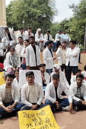 आयुष छात्रों ने 15 साल से स्टाइपेंड नहीं बढ़ने पर प्रदर्शन किया।