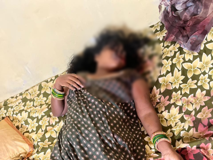 पति ने सीमेंट के डम्बल से हमला कर पत्नी को मार डाला।