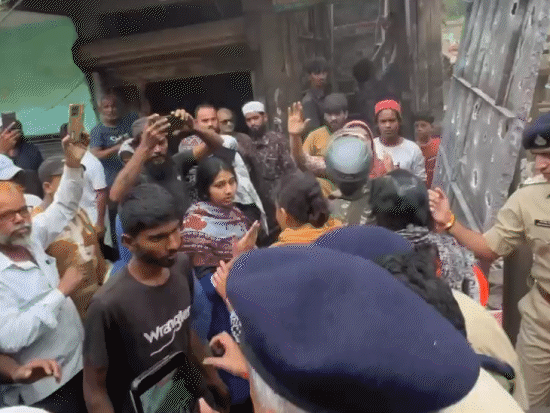 इसी बात को लेकर विवाद बढ़ा और मौके पर लोगों की भीड़ जमा हो गई।