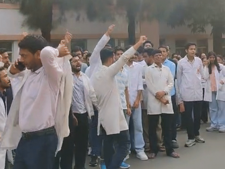सरकार के फैसले से खुश इंटर्न डॉक्टर, नारेबाजी के बाद आंदोलन खत्म किया।
