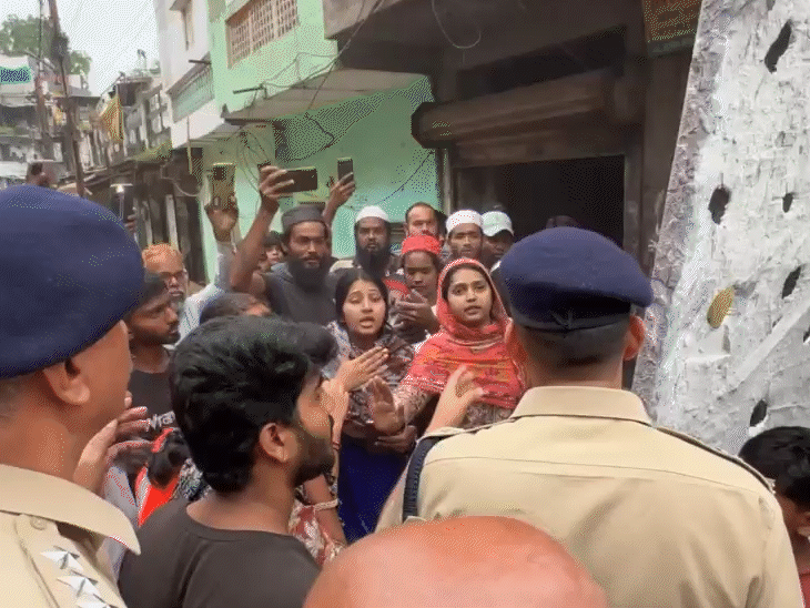 महिलाएं पुलिस से सामान बाहर निकालने को लेकर बहस करने लगीं।