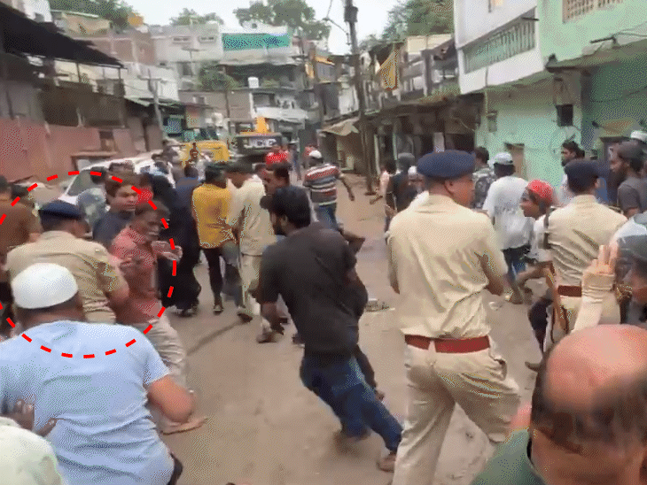एडिशनल डीसीपी भीड़ को हटाने लगे। इसी दौरान एक युवक ने उन्हें धक्का दे दिया।