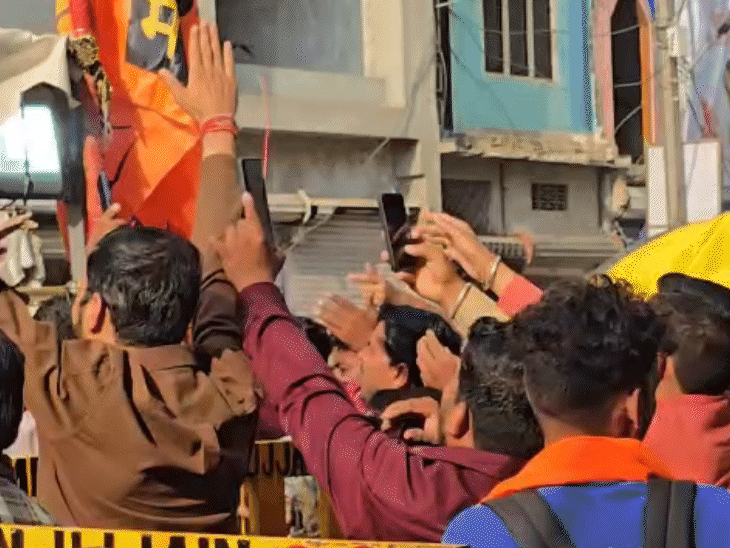 श्रद्धालुओं में बड़ी संख्या युवाओं की है। वे यहां पहुंचकर रील बना रहे हैं।