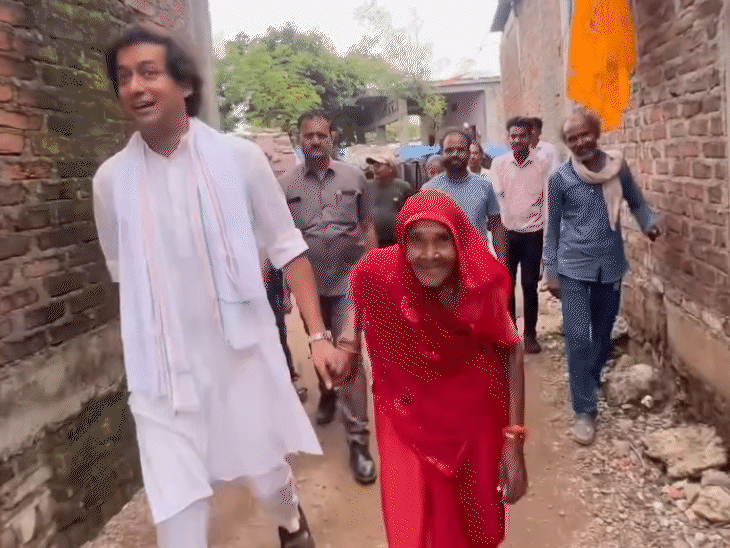 गुना में बुजुर्ग महिला ने विधायक जयवर्धन सिंह को हाथ पकड़कर अपना अधूरा घर दिखाया।