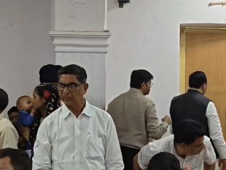 शिवपुरी में जनसुनवाई में भाजपा जिला अध्यक्ष आए तो कलेक्टर उन्हें केबिन में लेकर गए।