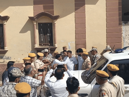 कांग्रेस प्रत्याशी रामनिवास ने फर्जी वोटिंग को लेकर हंगामा किया।