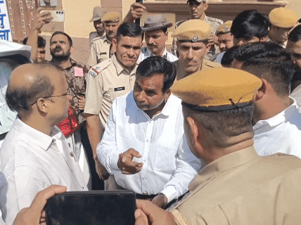 कांग्रेसजनों ने जिला कलेक्टर आशीष मोदी से फर्जी वोटिंग को लेकर आपत्ति जताई