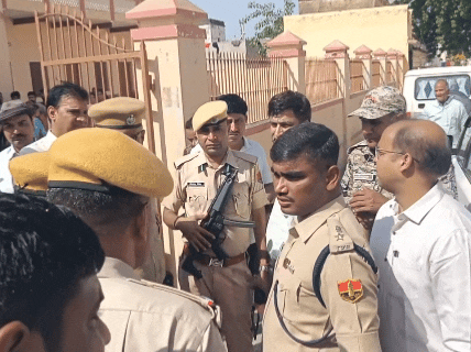 पुलिस अधीक्षक प्रवीण नायक नूनावत ने तुरंत सभी पुलिसकर्मियों को निर्देश दिए कि अंगुली पर स्याही लगे किसी भी व्यक्ति को एंट्री नहीं दी जाए।