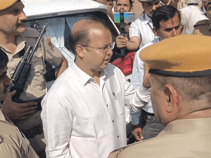 जिला कलेक्टर ने समझाइश करते हुए कहा कि वोटर के अलावा किसी को बूथ में नहीं जाने देंगे।