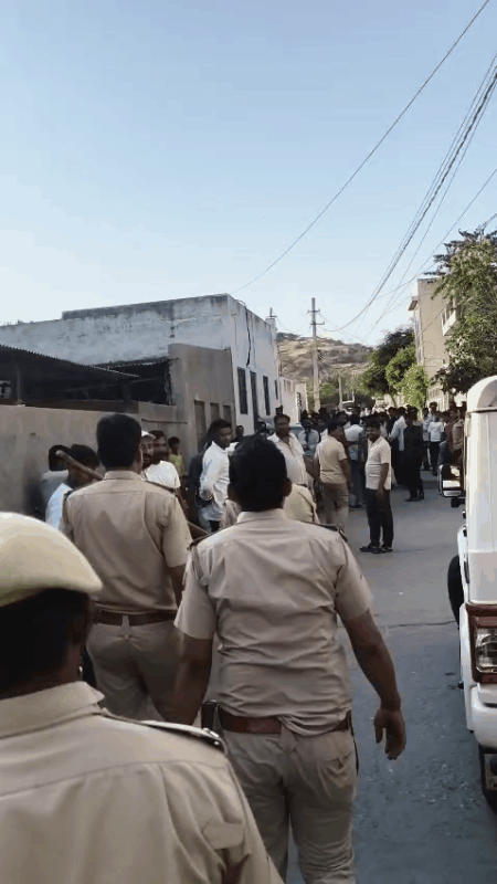 वार्ड 35 में मौजूद पुलिस जाप्ता।